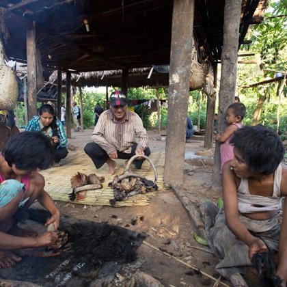 Mis hermanas pelando mono