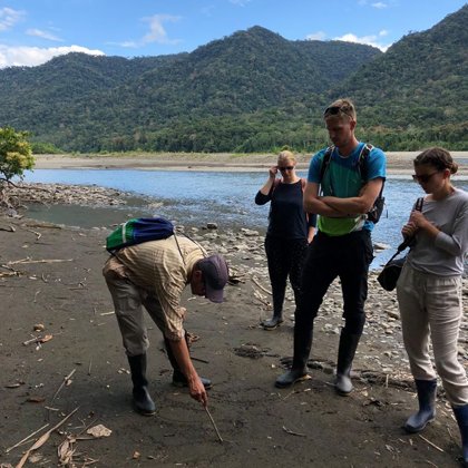 Caminata de la orilla del rio al bosque